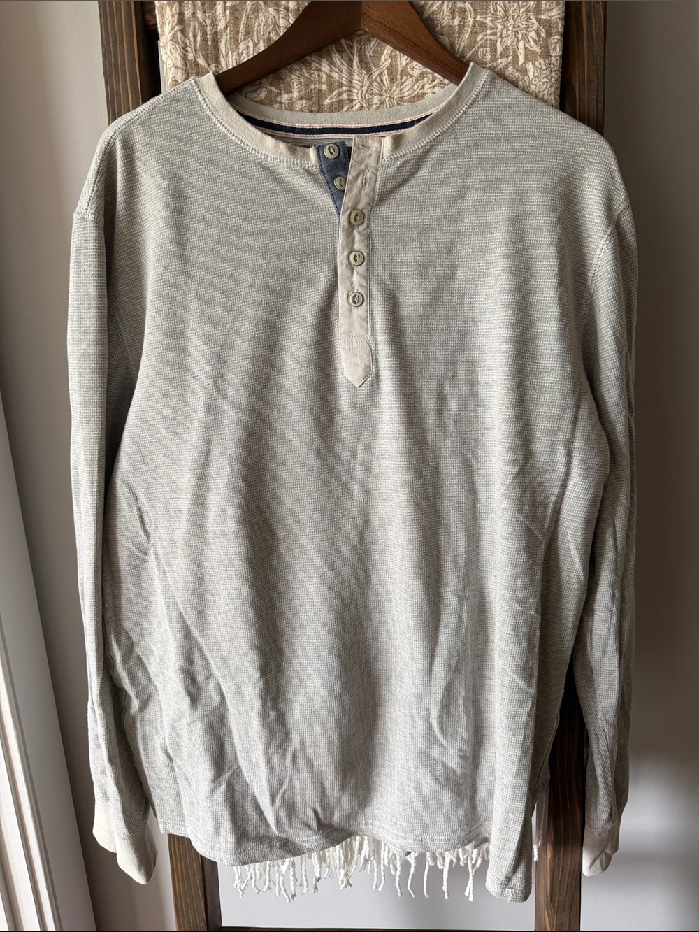 Men's Light Gray Long-Sleeve Henley Shirt